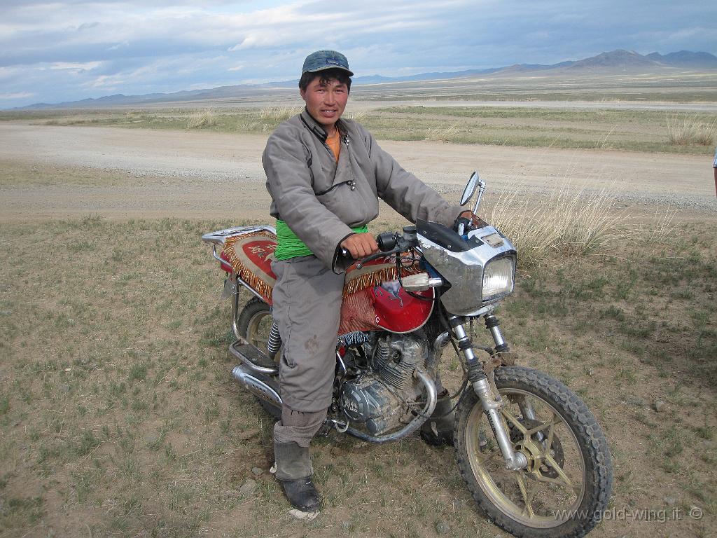 321.JPG - Pista presso Lun (Mongolia): motociclista locale