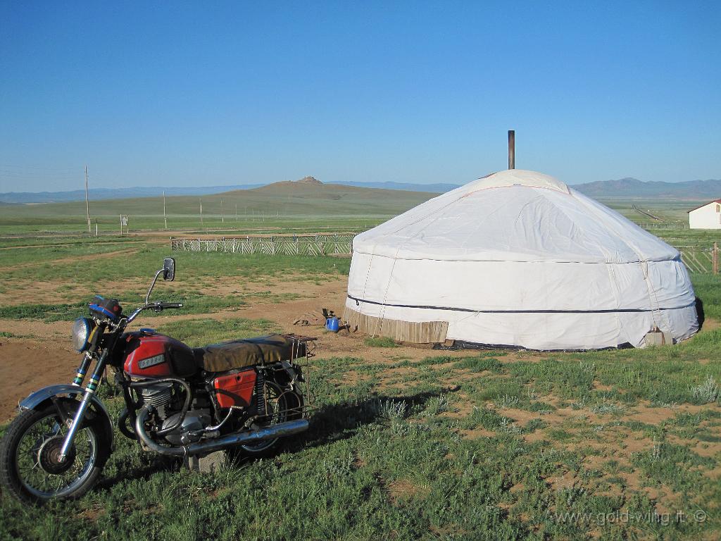 329.JPG - Tra Lun e Kharkhorin (Mongolia): moto locali e gher nella steppa