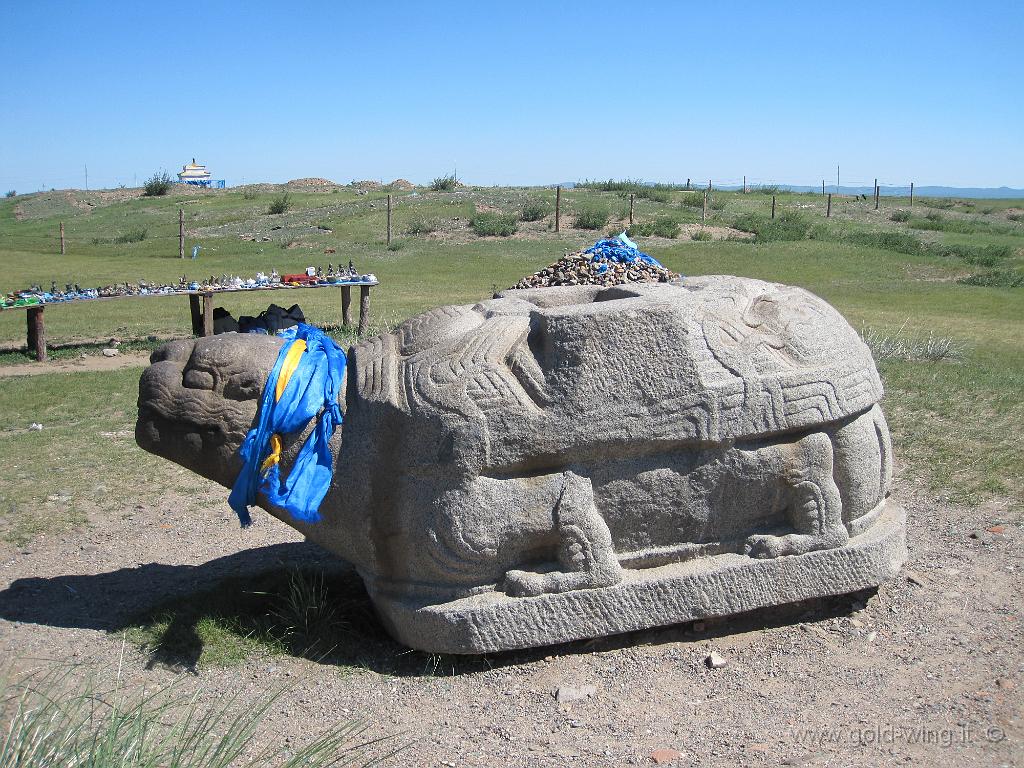 339.JPG - Kharkhorin (Mongolia); Karakorum, l'antica capitale di Genghis Khan: tartaruga di pietra