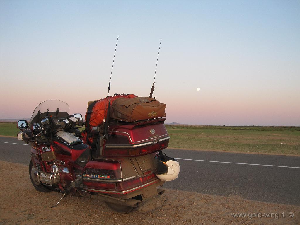 353.JPG - Luna piena sulle Mongol Els (Mongolia)