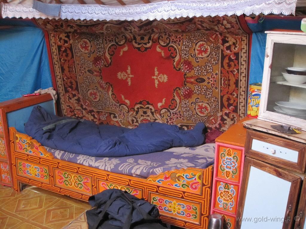 355.JPG - Mongol Els (Mongolia), interno della gher: letto (il sacco a pelo è mio)