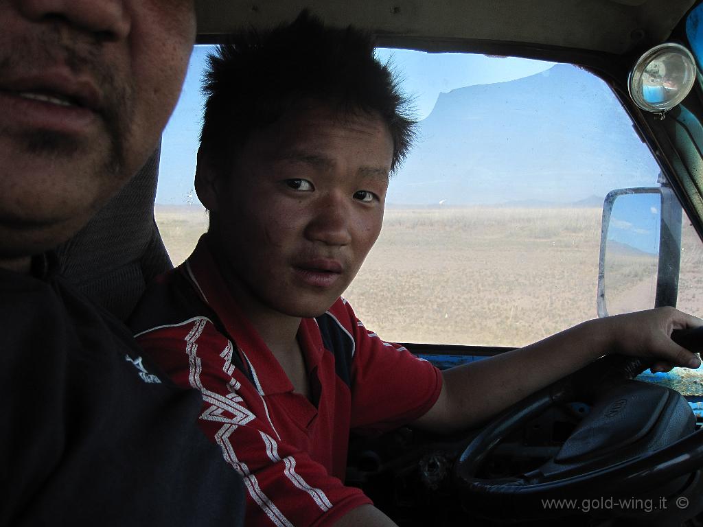 368.JPG - Tra le Mongol Els e Ulan Bator (Mongolia): guida il figlio (minorenne, quindi senza patente) del proprietario del furgone