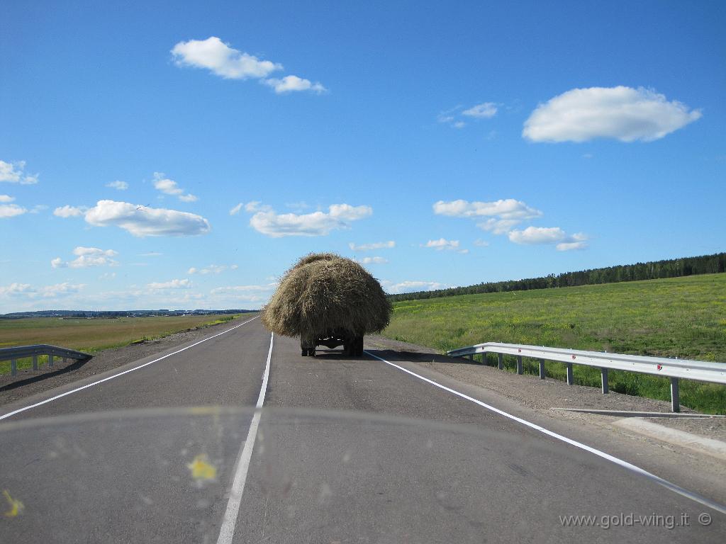 371.JPG - Tra Irkutsk e Tulun: carro stracarico di fieno