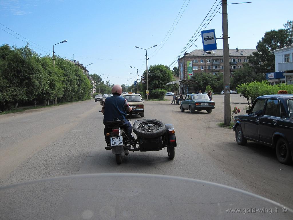 372.JPG - Nizhneudinsk (Siberia): un sidecar locale mi aiuta a uscire dalla città