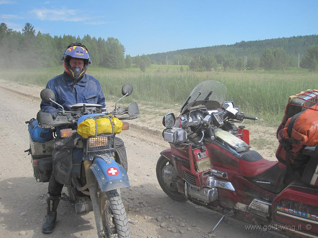 373.JPG - Tra Tulun e Tajset (Siberia): incontro nella polvere con uno svizzero su Yamaha Tenerè