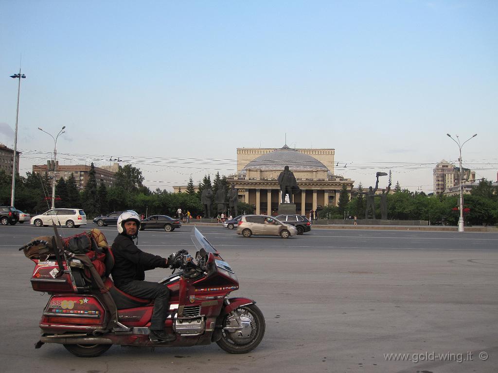 377.JPG - Novosibirsk (Russia): teatro e statua di Lenin nella piazza centrale