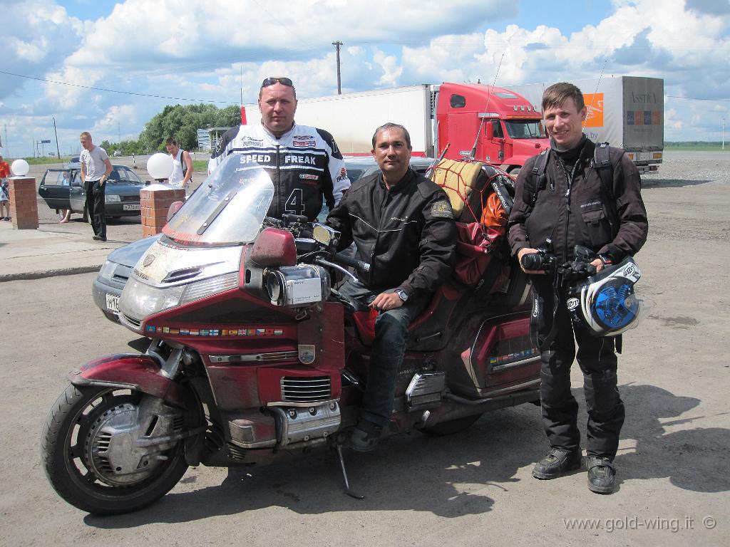 380.JPG - Presso Ishim (Siberia): motociclisti russi (di Ufa)