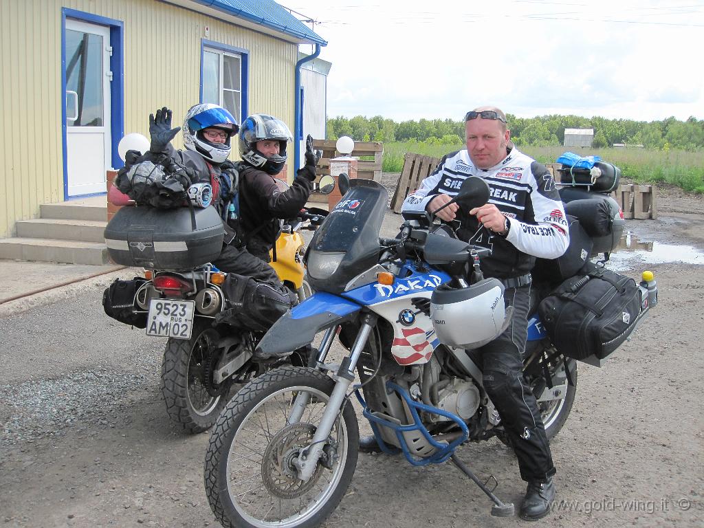 381.JPG - Presso Ishim (Siberia): motociclisti russi (di Ufa)