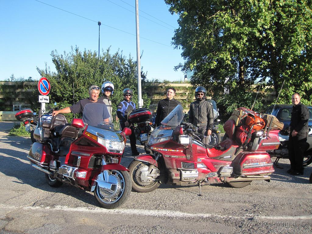 405.JPG - Casello di Dalmine (BG), amici motociclisti mi aspettano: Nico con la Gold Wing appena comprata, dietro al mio parabrezza è Il Corvo