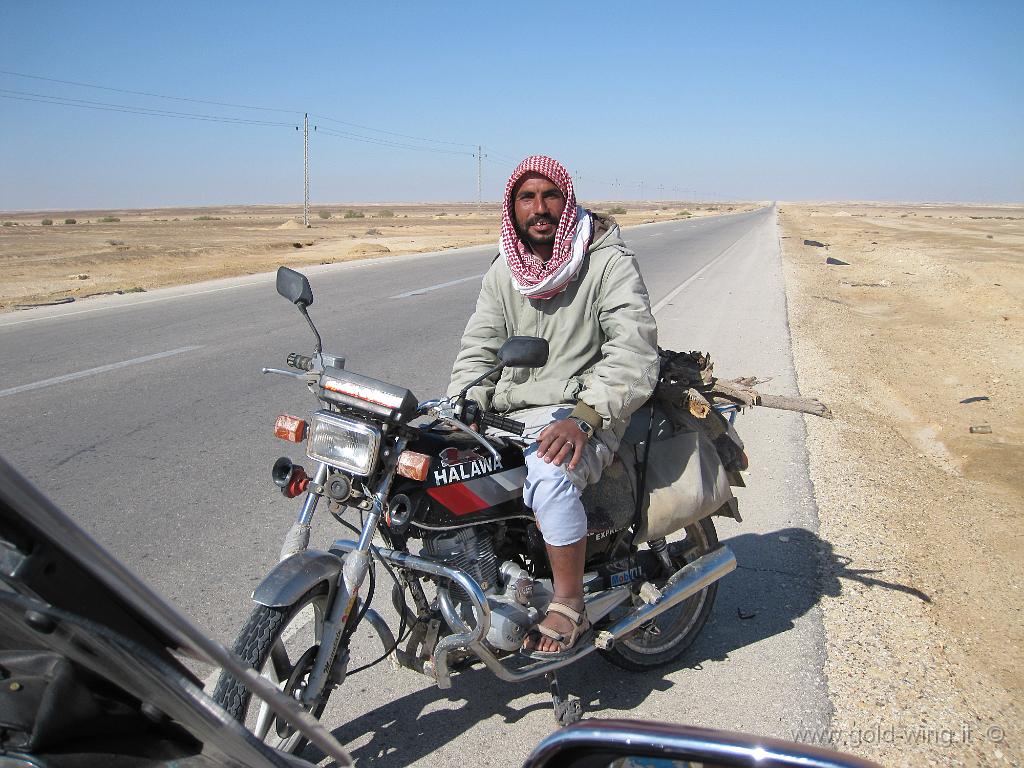 434.JPG - Deserto del Sinai: beduino sulla sua moto