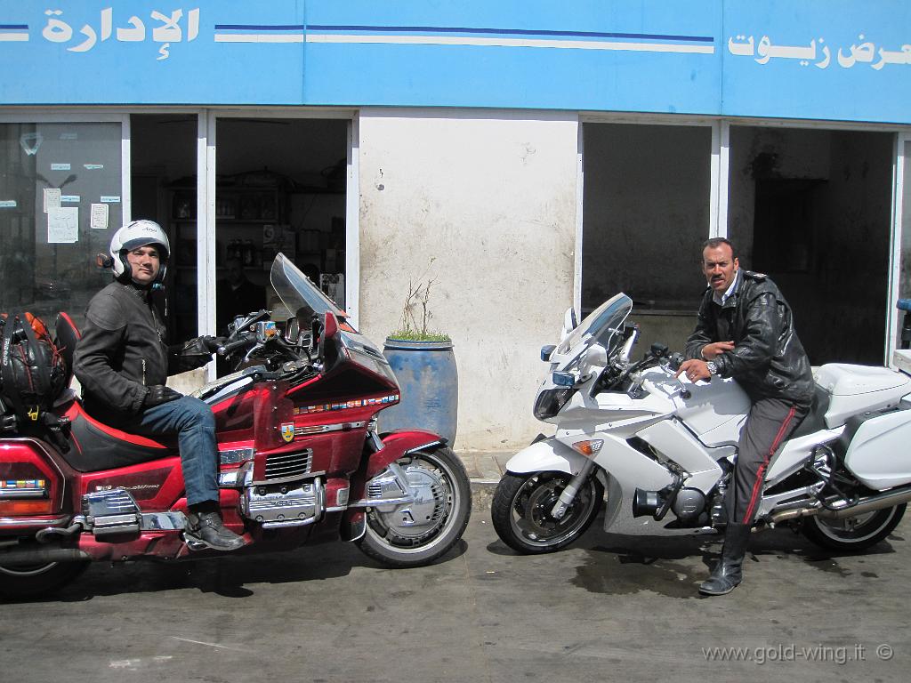 435.JPG - Il Cairo: incontro con un poliziotto motociclista egiziano
