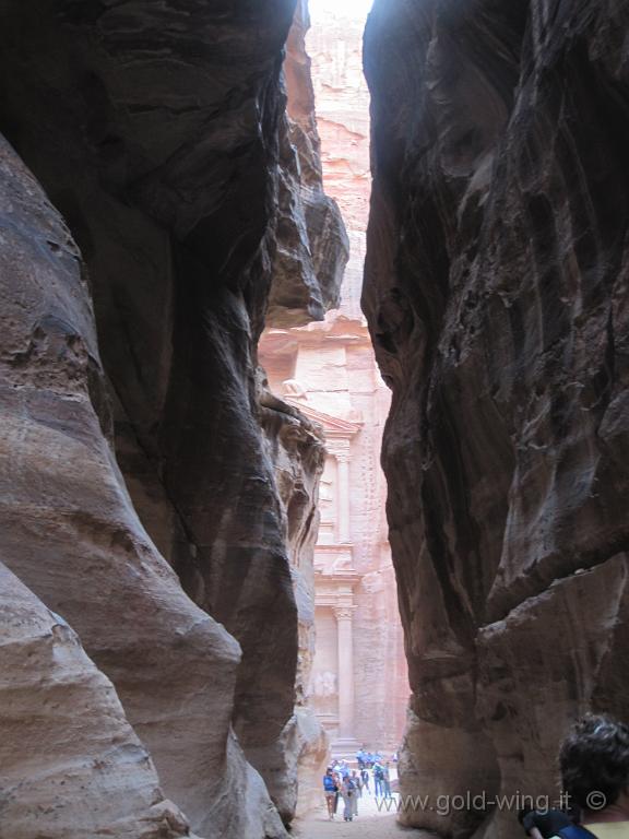 452.JPG - Petra, il Siq: si intravede il Tesoro