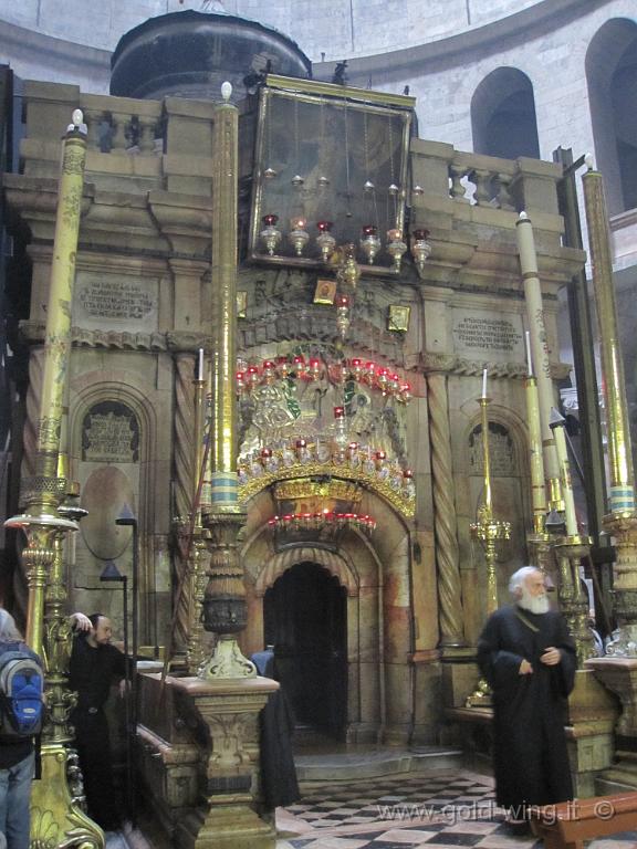 459.JPG - Gerusalemme, Santo Sepolcro: i religiosi sorvegliano i lavori e l'accesso all'edicola della tomba