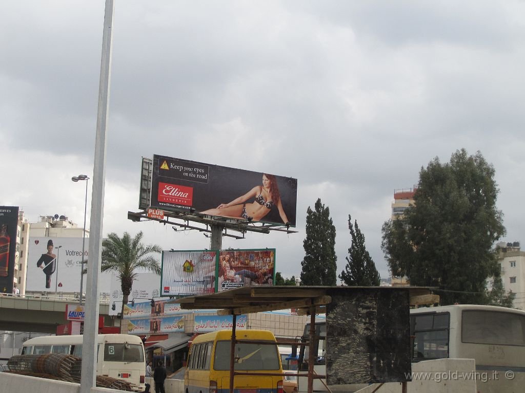 37-libano-IMG_2110.JPG - LIBANO - Beirut: il Libano è un paese arabo diverso dagli altri. Il cartellone dice: "Tieni i tuoi occhi sulla strada"