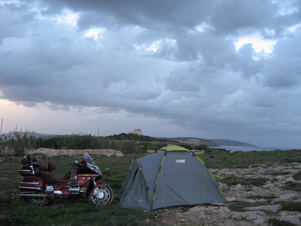 43-malta-IMG_0172.JPG - MALTA - Nord di Malta, Armier Bay. Campeggio libero di fronte alle isole di Comino e Gozo
