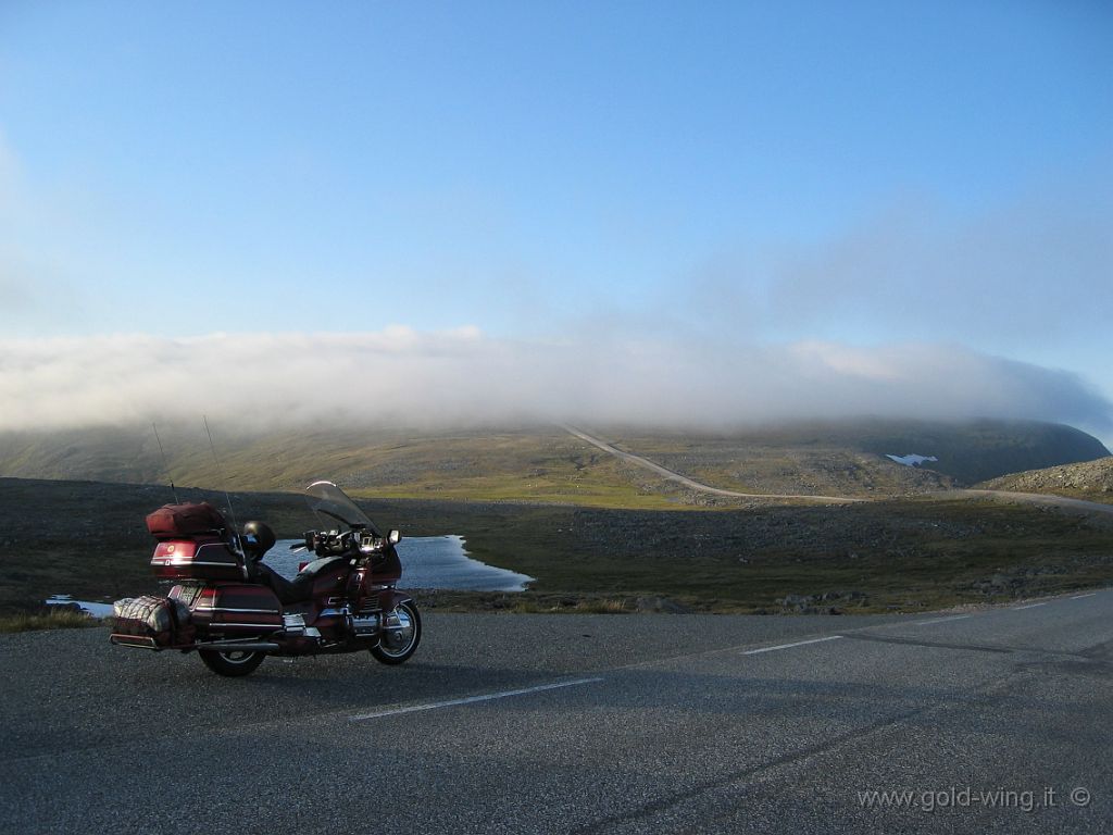 51-norvegia-101_0162.JPG - NORVEGIA - Isola di Mageroya: a 1 km da Capo Nord la strada si perde nella nebbia