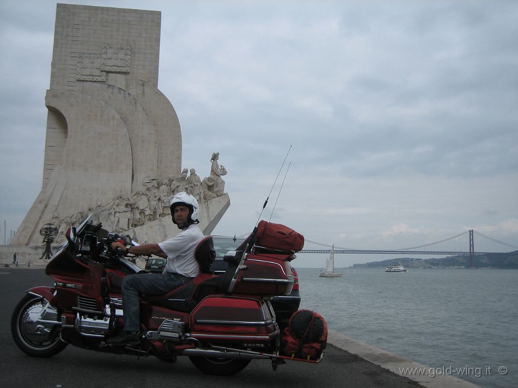 57-portogallo-IMG_0736.JPG - PORTOGALLO - Lisbona: il Monumento ai Naviganti ("Padrao dos Descubrimentos") e ponte sul Tago