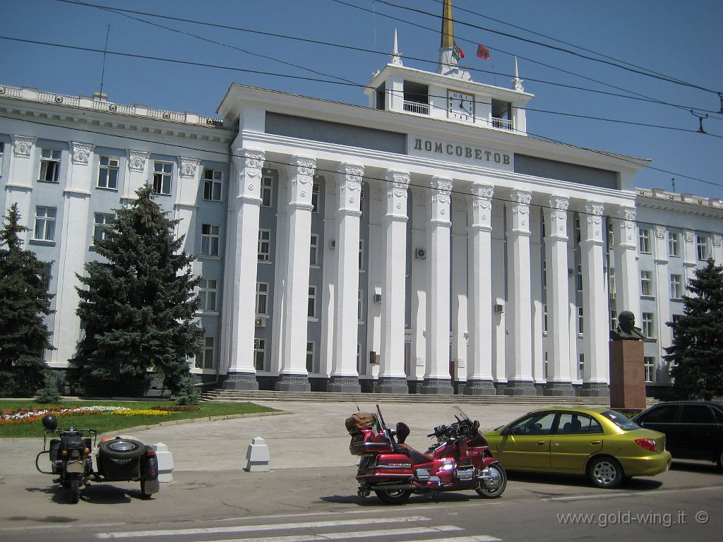 73-transnistria-IMG_1408.JPG - TRANSNISTRIA - Nella capitale Tiraspol: Palazzo del Soviet (Dom Sevetov)