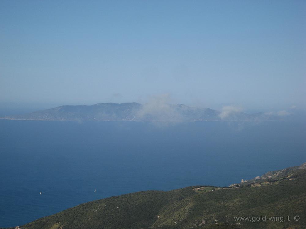 IMG_0236.JPG - Panorama dalla cima del Monte Argentario: isola del Giglio