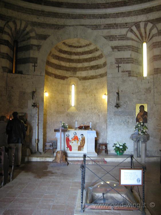 IMG_0053.JPG - San Galgano: Cappella di Montesiepi