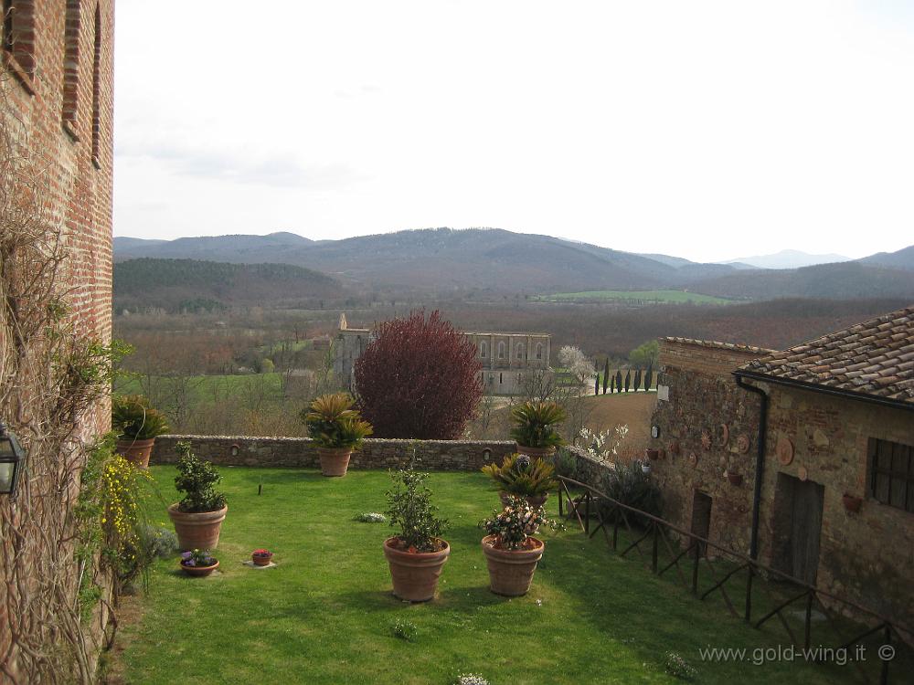 IMG_0065.JPG - L'abbazia di San Galgano, vista dalla cappella di Montesiepi