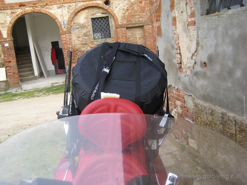 IMG_0019.JPG - La moto, come le gomme di scorta sulla sella: la prova di carico per il viaggio in Cina non mi ha convinto