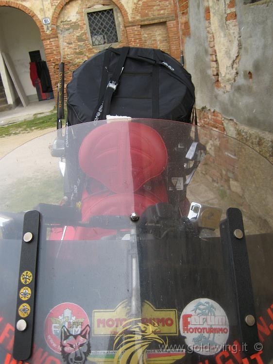 IMG_0020.JPG - La moto, come le gomme di scorta sulla sella: la prova di carico per il viaggio in Cina non mi ha convinto