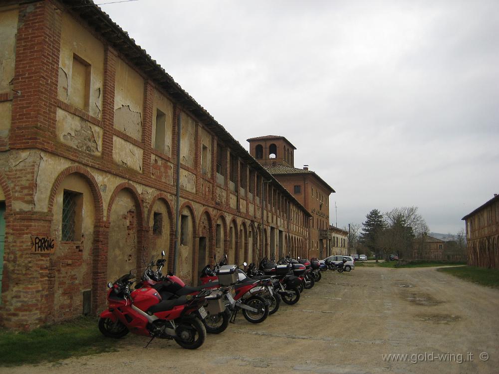 IMG_0024.JPG - Le moto parcheggiate a La Fratta