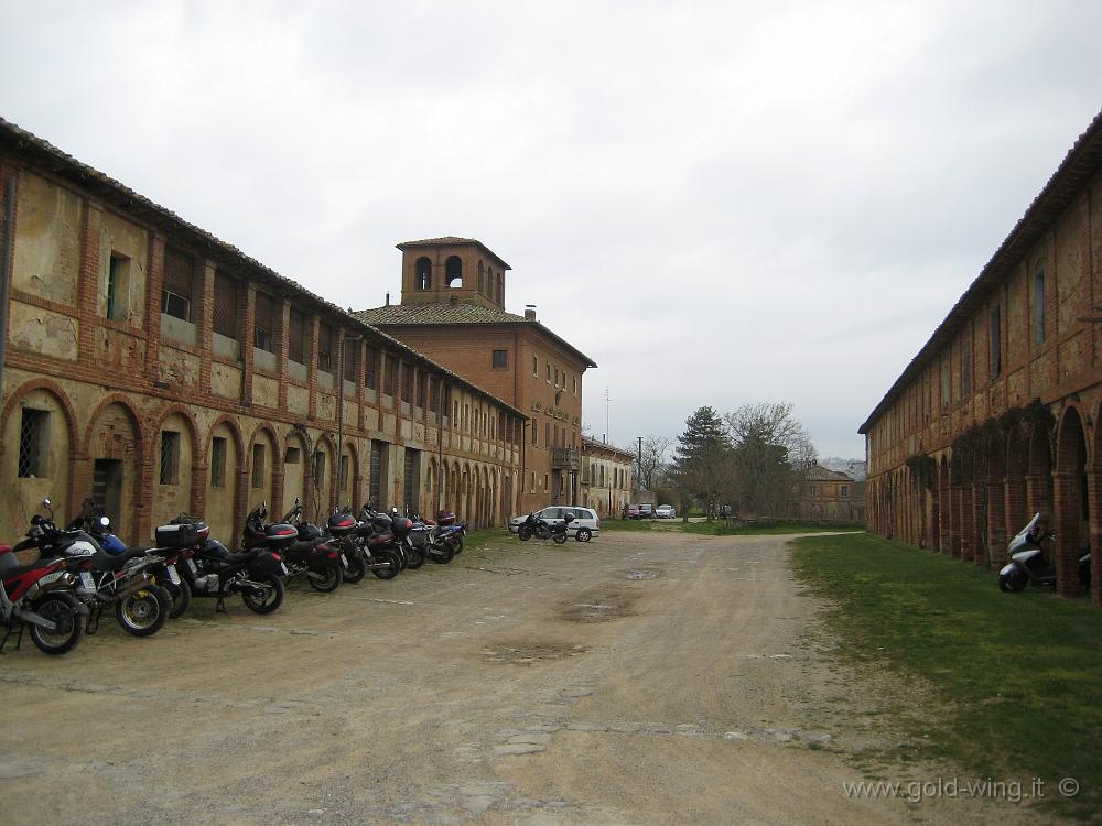 IMG_0025.JPG - Le moto parcheggiate a La Fratta: una al coperto