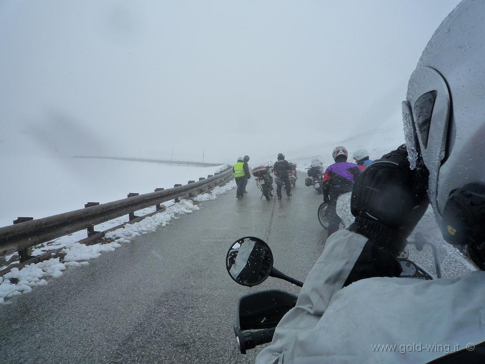 IMG_0332P1030602.JPG - Salita verso Campo Imperatore, m 2.130, sotto la nevicata