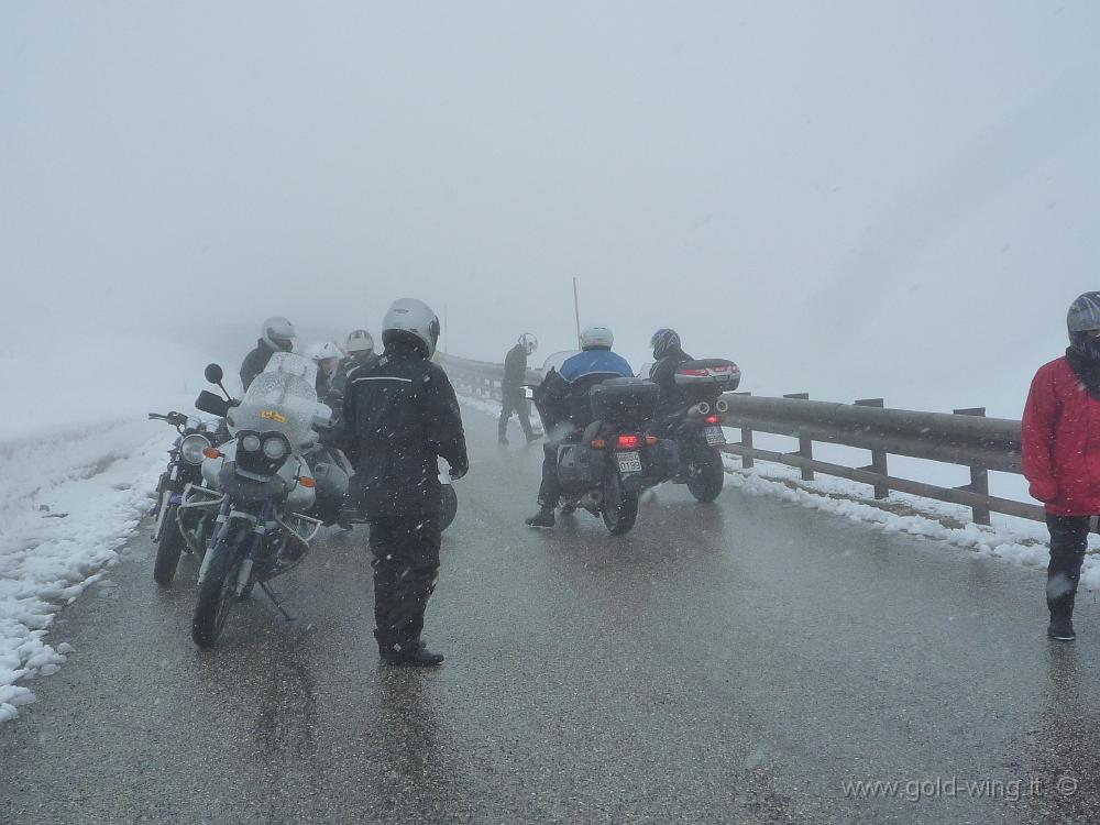 IMG_0332P1030606.JPG - Salita verso Campo Imperatore, m 2.130, sotto la nevicata