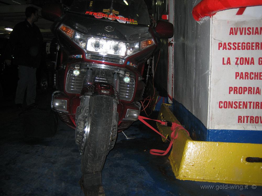 IMG_0022.JPG - Bari: la moto è saldamente assicurata sul traghetto