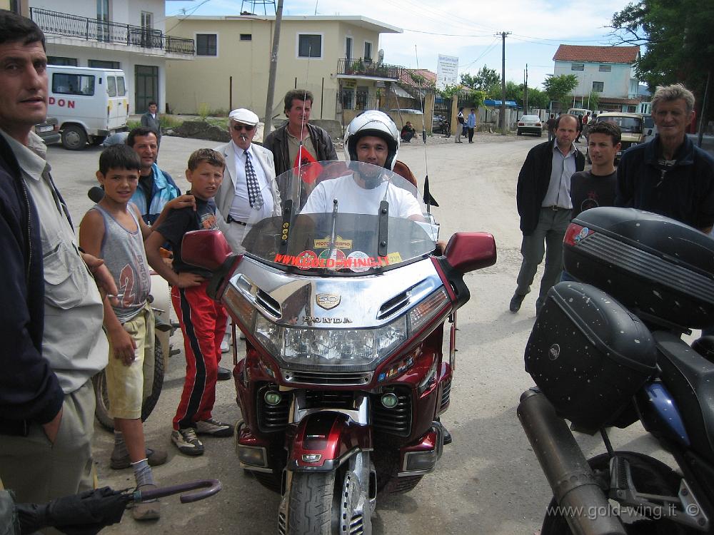 IMG_0098.JPG - Villaggio poco a nord di Scutari: curiosità intorno alle moto