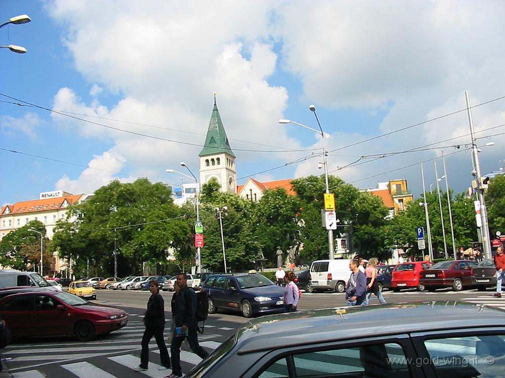 103-0348_IMG.JPG - Bratislava, Namestie SNP (Piazza dell'Insurrezione Nazionale Slovacca): chiesa e monastero passionisti