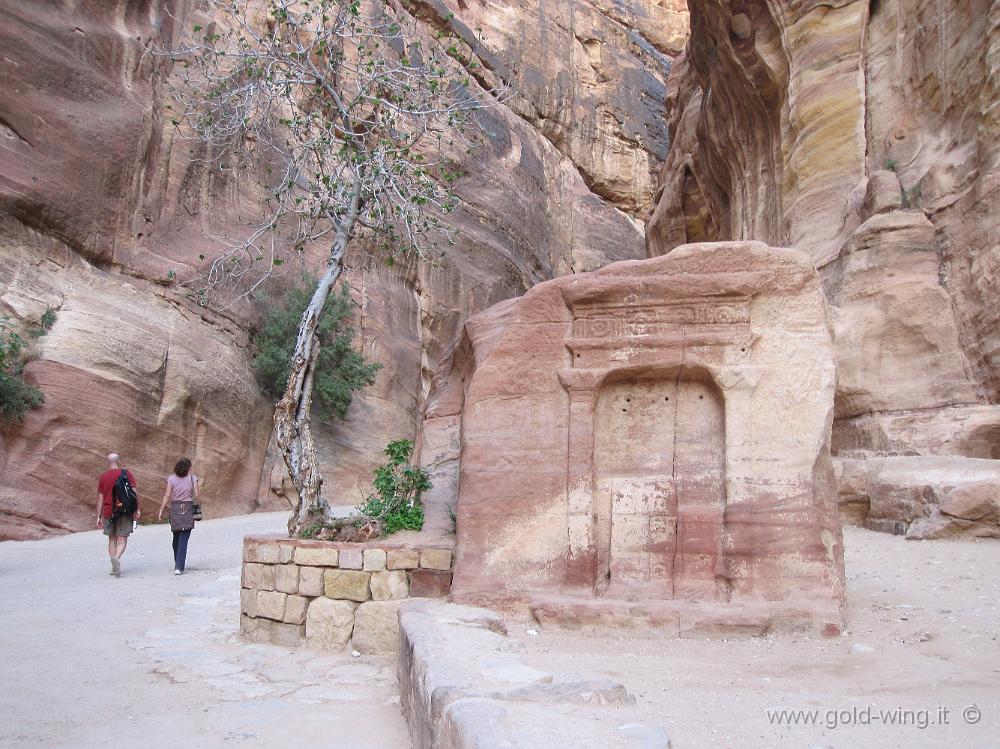 IMG_1472.JPG - Petra: tomba nel Siq