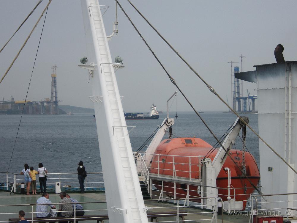 IMG_1971.JPG - Uscita dalla baia di Vladivostok: il secondo ponte in costruzione