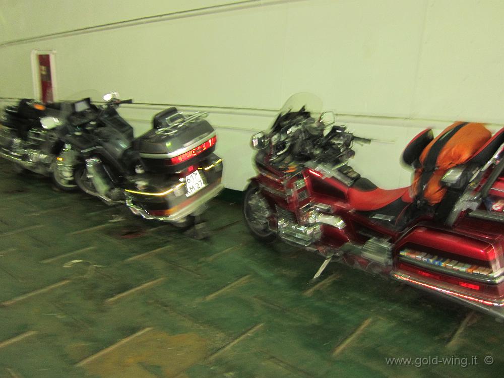 IMG_3704.JPG - Donghae - Moto nel traghetto, dietro una Gold Wing 1800 e una Yamaha Venture 1300