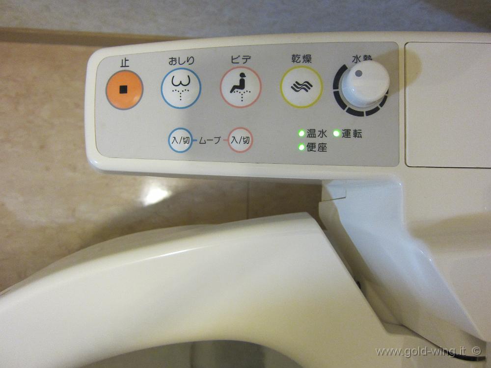 IMG_4231.JPG - In albergo - Tazza-bidet multifunzione. Ormai mi hanno convinto: ne voglio una anch'io
