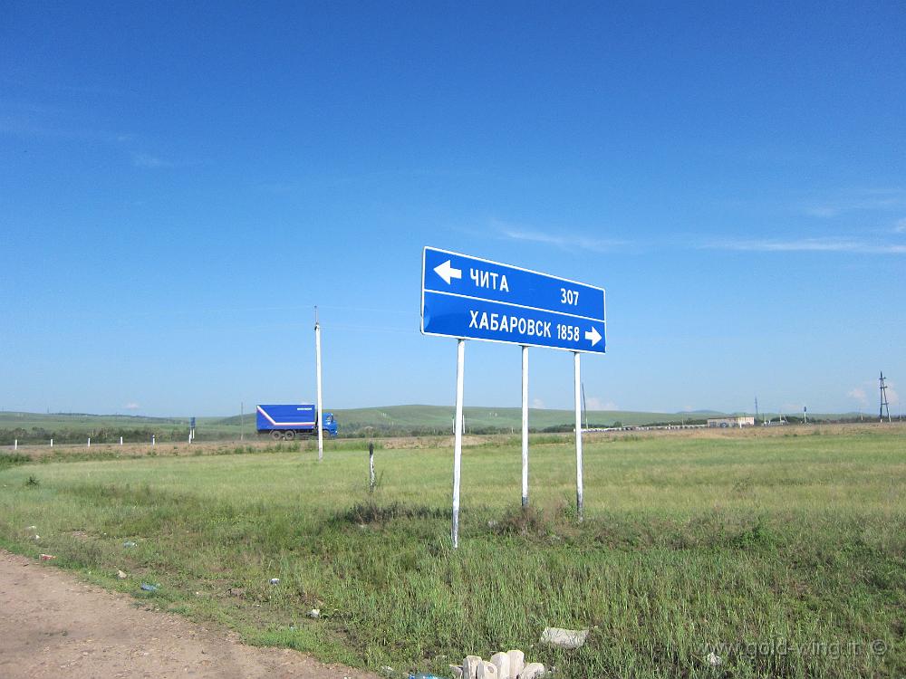 IMG_5991.JPG - Torno sulla via principale: davanti Cità km 307, dietro Habarovsk km 1.858