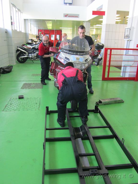 IMG_0015.JPG - We put the bike on the basis of crate / Mettiamo la moto sulla base della cassa