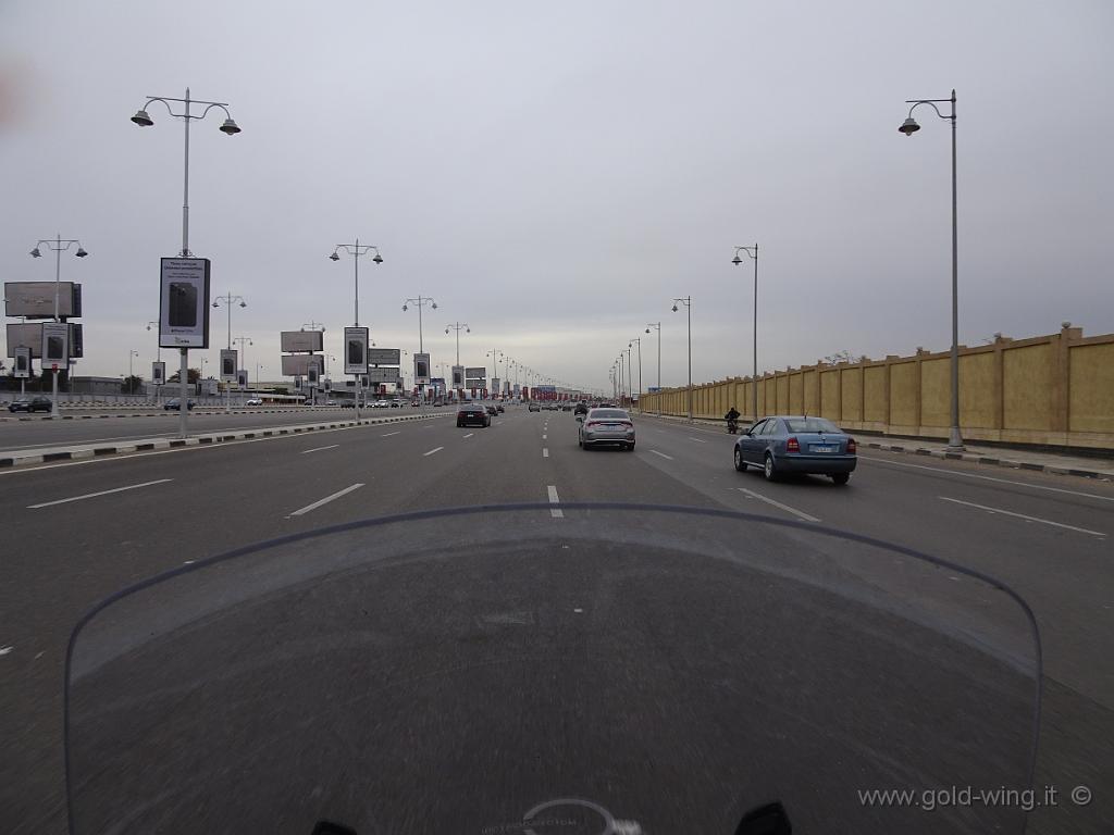 DSC00005.JPG - Ampie strade alla partenza dall'aeroporto del Cairo