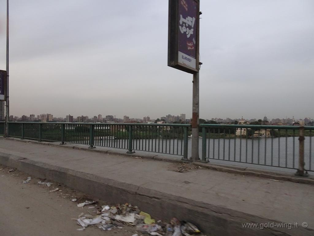 DSC00009.JPG - Lungo la circonvallazione interna del Cairo, ponte sul Nilo,,, con la solita spazzatura.