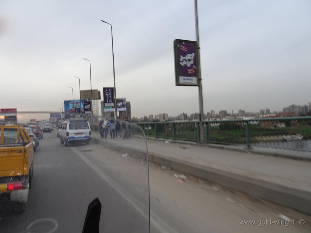 DSC00013.JPG - Lungo la circonvallazione interna del Cairo, ponte sul Nilo