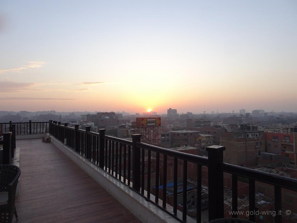 DSC00038.JPG - Alba sul Cairo dalla terrazza del mio albergo