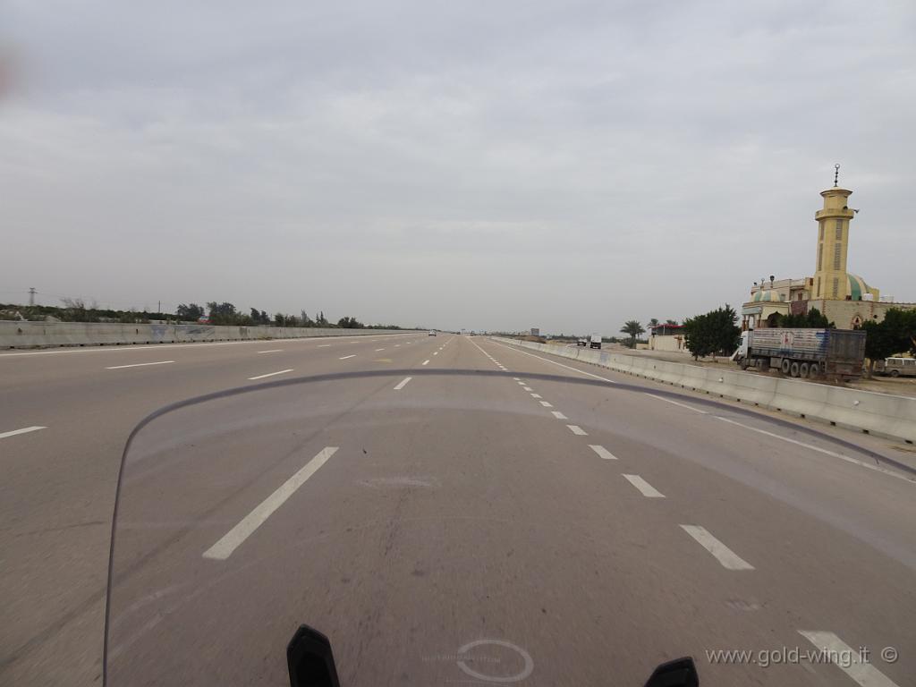 DSC00093.JPG - Autostrada per Alessandria: moschea a destra