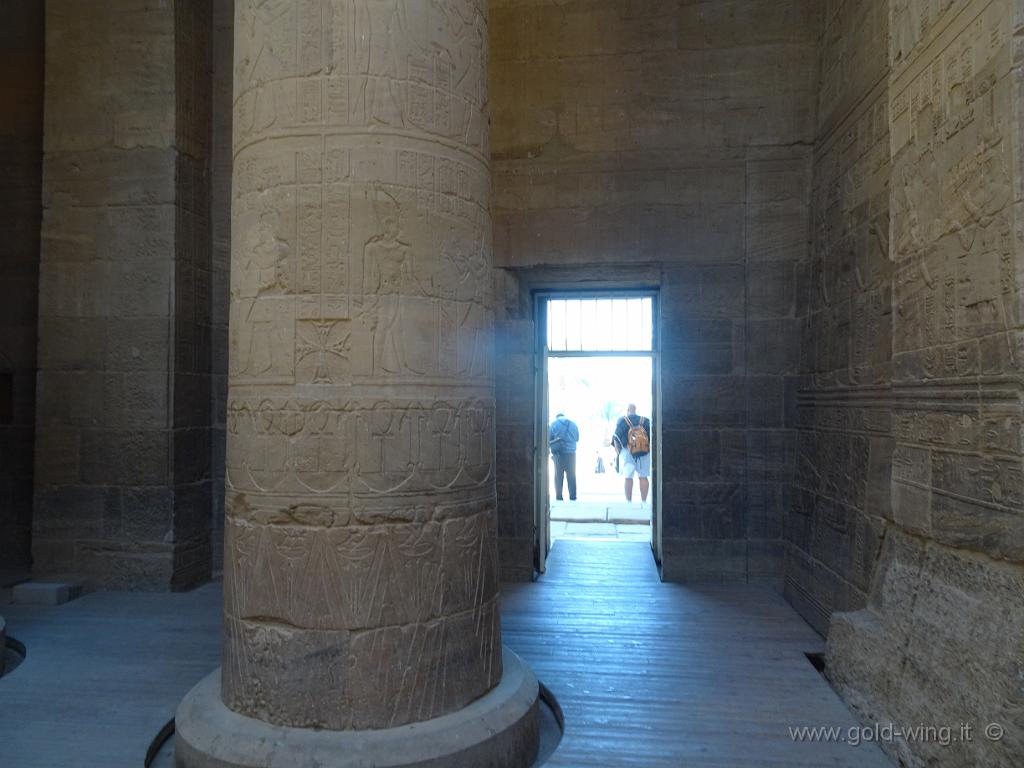 DSC00459.JPG - Il vestibolo, costituito da una sala ipostila di 10 colonne