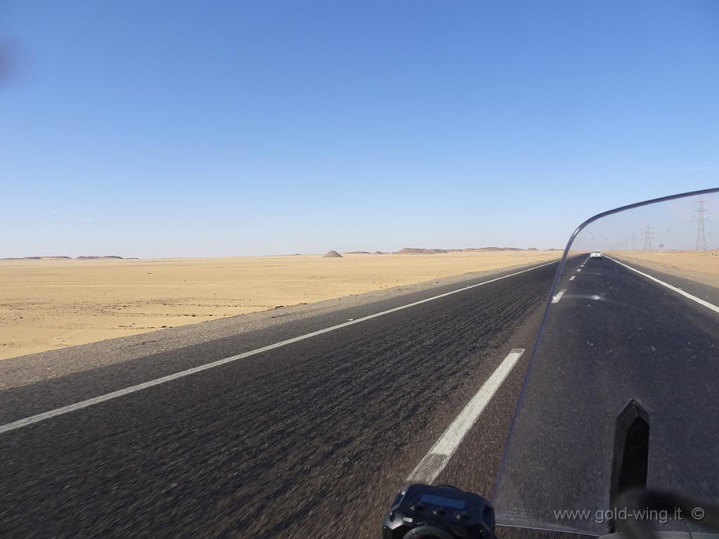 DSC00570.JPG - 270 km di deserto tra Assuan e Abu Simbel