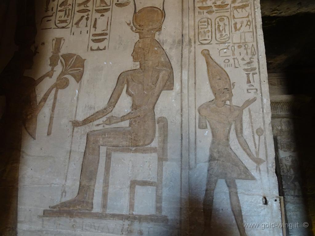 DSC00675.JPG - Abu Simbel, il Tempio di Nefertari: dettagli dei pilastri con le iscrizioni e i disegni su Ramses e Nefertari