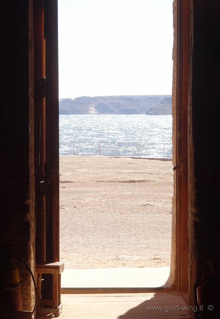 DSC00679.jpg - Quello che si vede dall'interno del Tempio di Nefertari, verso il Nilo (ora Lago Nasser)