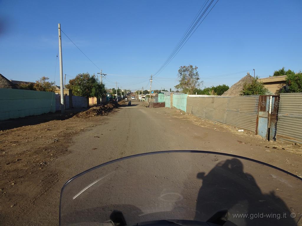 DSC01156.JPG - Gedaref: qualche difficoltà a uscire dalla città, molto grande e con le strade che spesso dell'asfalto hanno solo un lontano ricordo